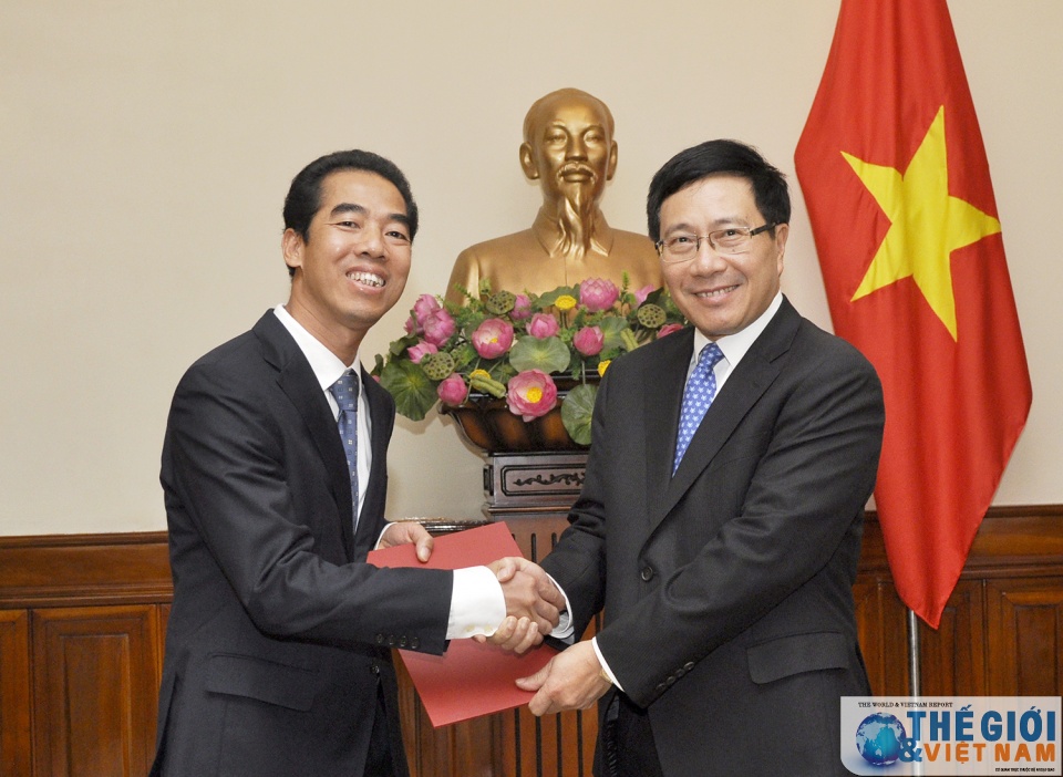 bo ngoa i giao trao quye t di nh bo nhie m 2 vu truong