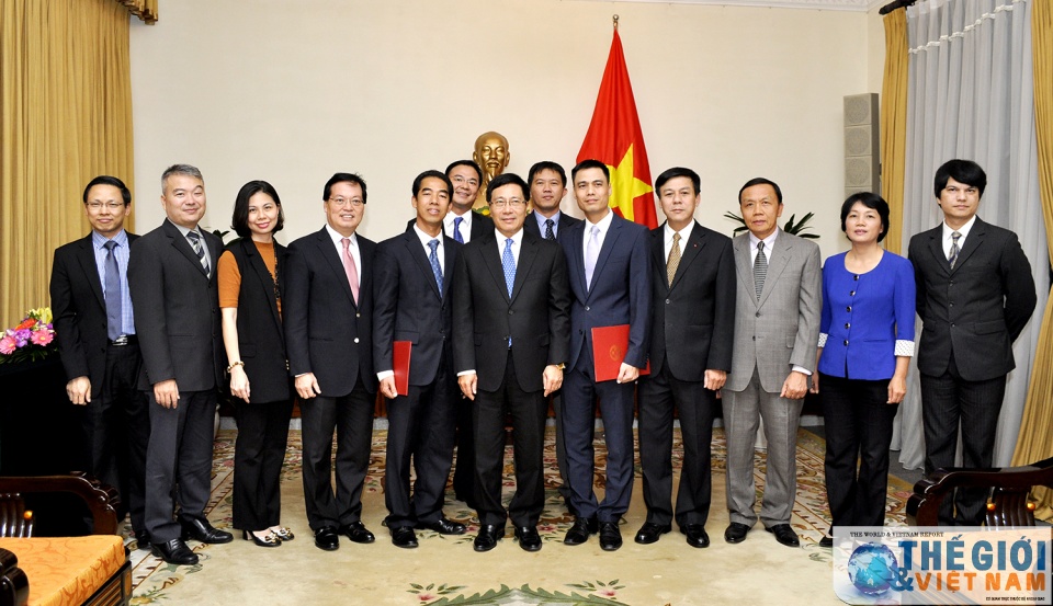 bo ngoa i giao trao quye t di nh bo nhie m 2 vu truong