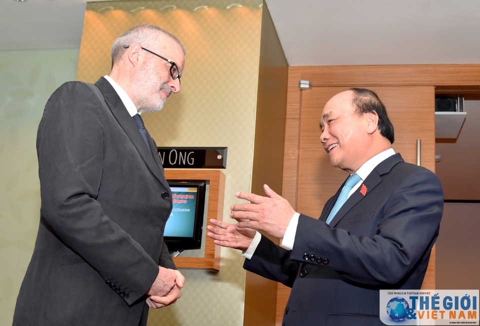 Thủ tướng Nguyễn Xuân Phúc tiếp Tổng biên tập The Economist thu tuong nguyen xuan phuc tiep tong bien tap the economist