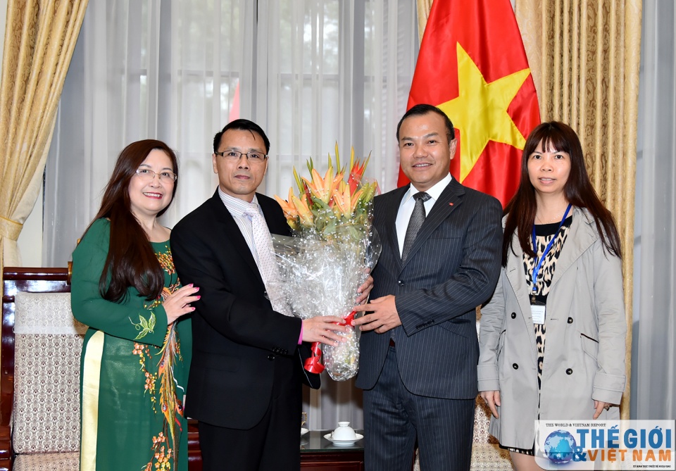 thu truong vu hong nam tiep dai su guinea ecuatorial va chu tich hoi nguoi viet tai czech