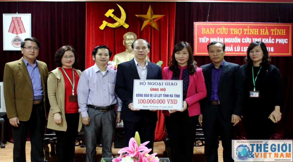 Trao quà cứu trợ của Bộ Ngoại giao cho đồng bào vùng lũ trao qua cuu tro cua bo ngoai giao cho dong bao vung lu