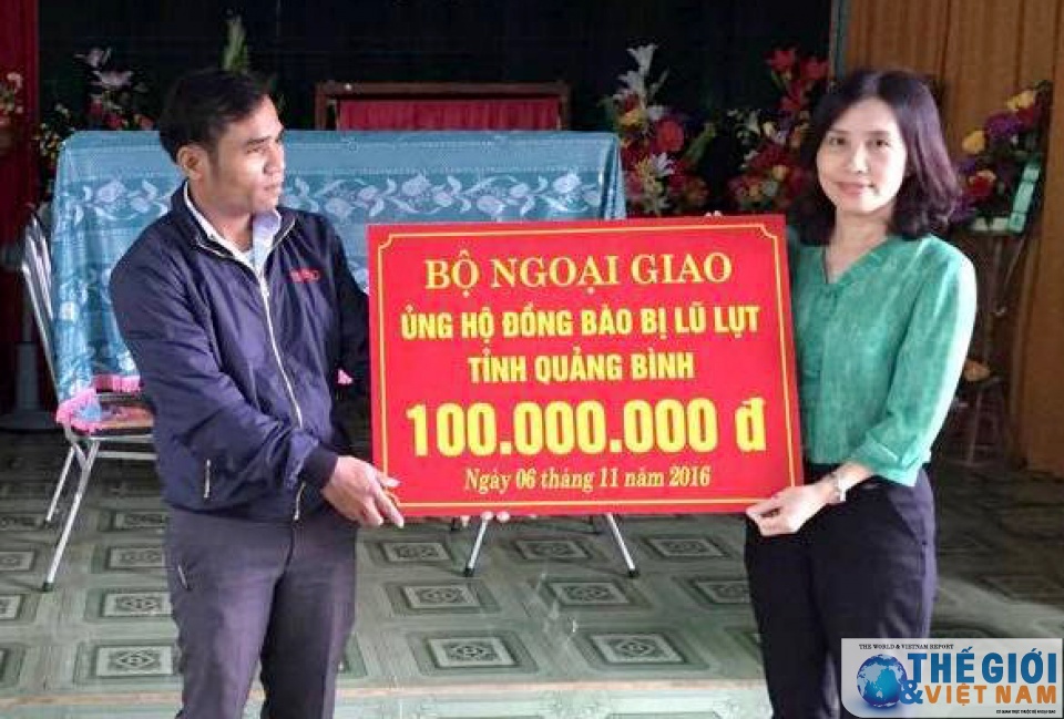 Trao quà cứu trợ của Bộ Ngoại giao cho đồng bào vùng lũ trao qua cuu tro cua bo ngoai giao cho dong bao vung lu