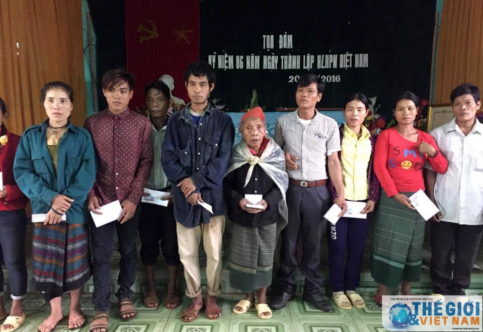 Trao quà cứu trợ của Bộ Ngoại giao cho đồng bào vùng lũ trao qua cuu tro cua bo ngoai giao cho dong bao vung lu