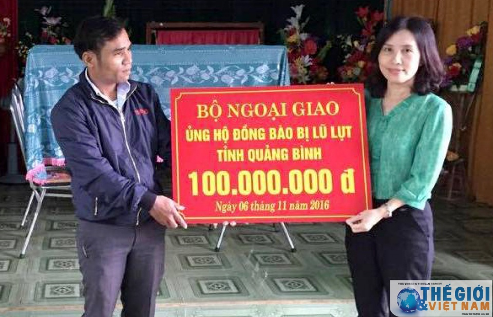 Trao quà cứu trợ của Bộ Ngoại giao cho đồng bào vùng lũ