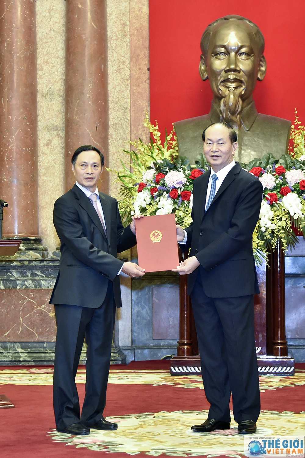 chu tich nuoc trao quyet dinh phong ham dai su cho can bo ngoai giao