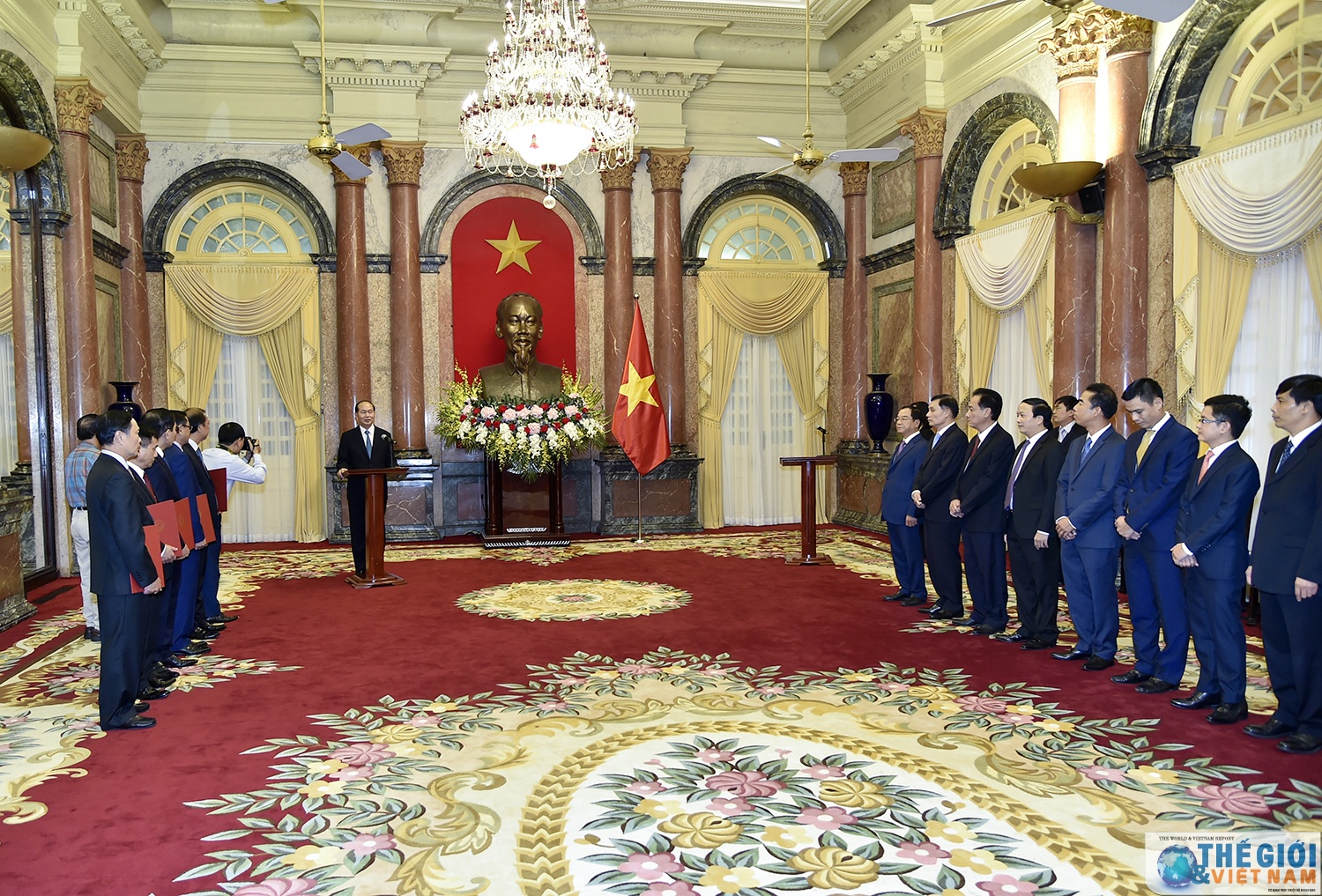 chu tich nuoc trao quyet dinh phong ham dai su cho can bo ngoai giao