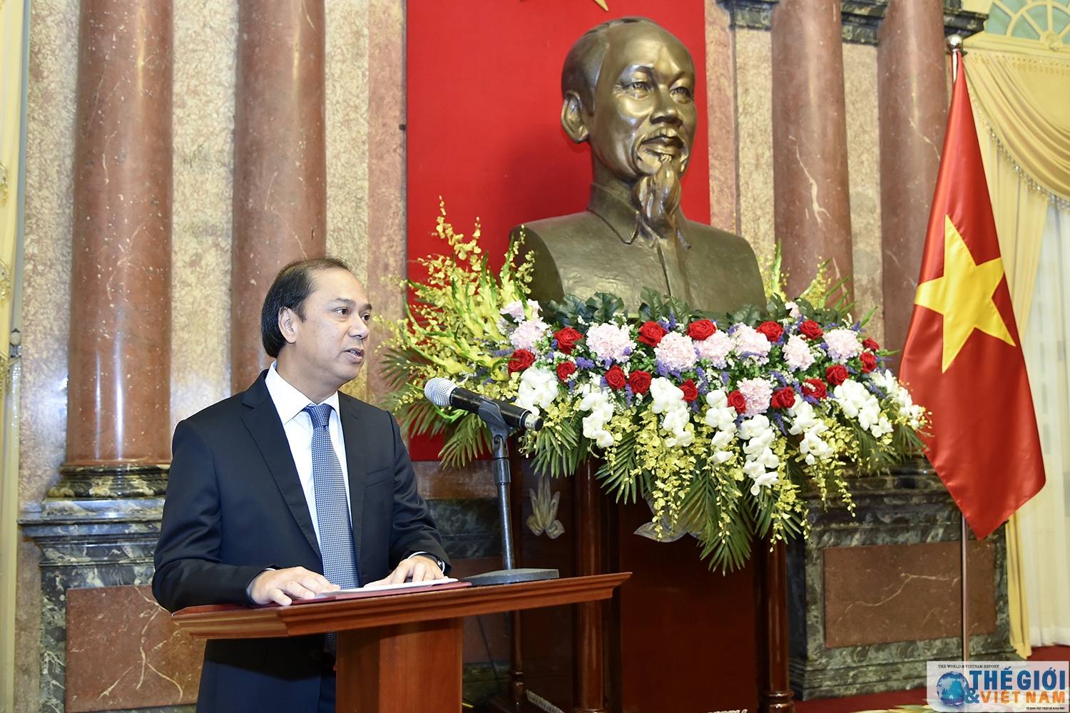 chu tich nuoc trao quyet dinh phong ham dai su cho can bo ngoai giao