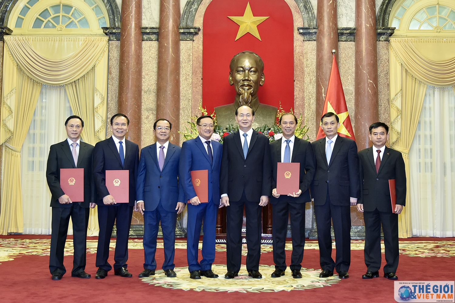 chu tich nuoc trao quyet dinh phong ham dai su cho can bo ngoai giao