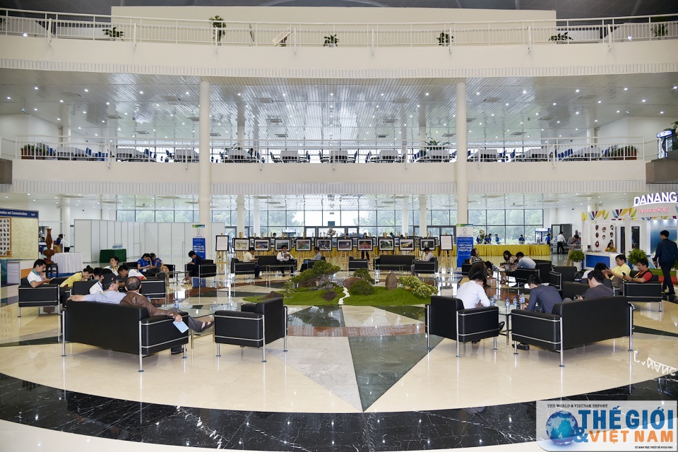 hang nghin phong vien dang ky tac nghiep tai trung tam bao chi quoc te