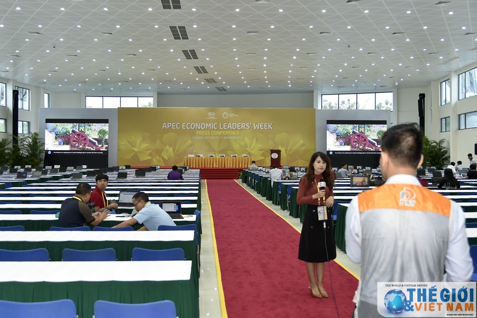 hang nghin phong vien dang ky tac nghiep tai trung tam bao chi quoc te