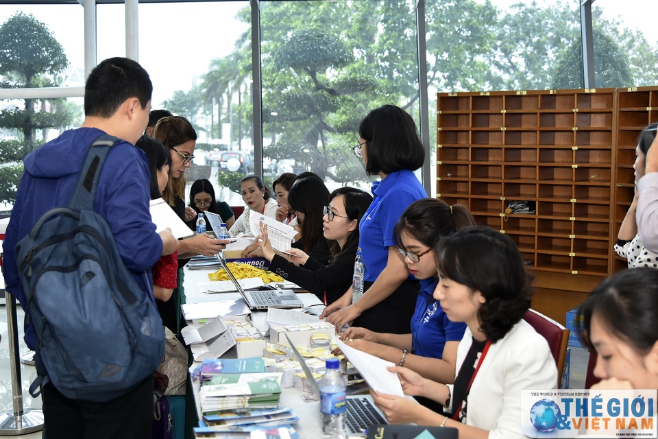 hang nghin phong vien dang ky tac nghiep tai trung tam bao chi quoc te