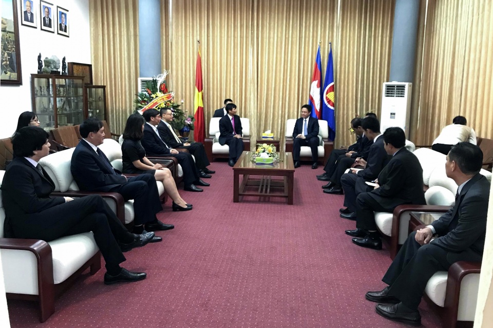 lanh dao bo ngoai giao chuc mung quoc khanh campuchia