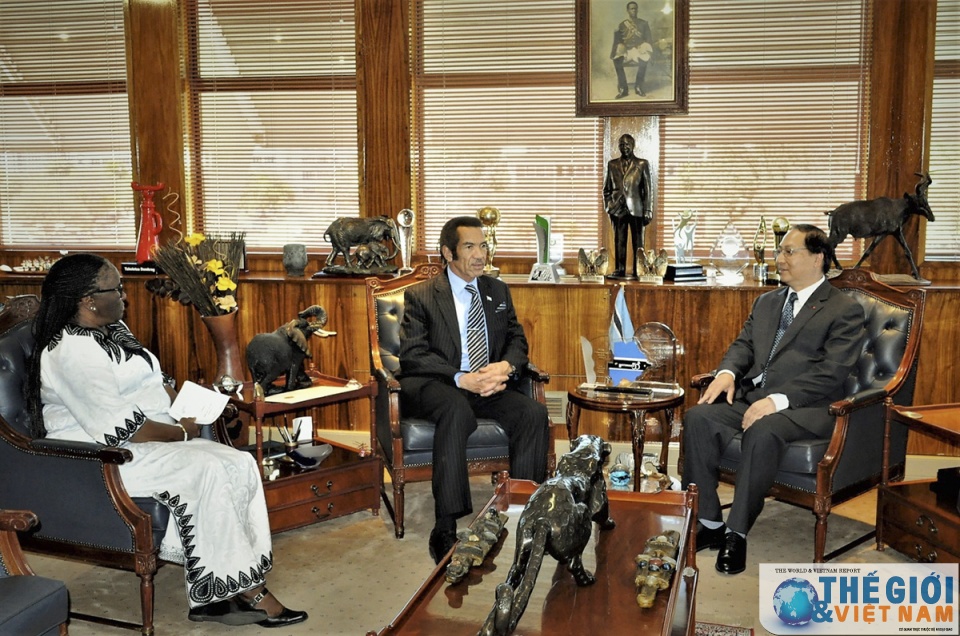 dai su viet nam trinh quoc thu len tong thong botswana