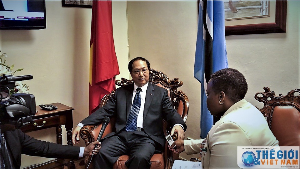 dai su viet nam trinh quoc thu len tong thong botswana