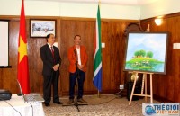 trao ky niem chuong cho dai su ch nam phi tai viet nam