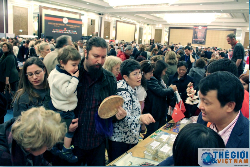 dai su quan viet nam tai tho nhi ky tham gia hoi cho tu thien