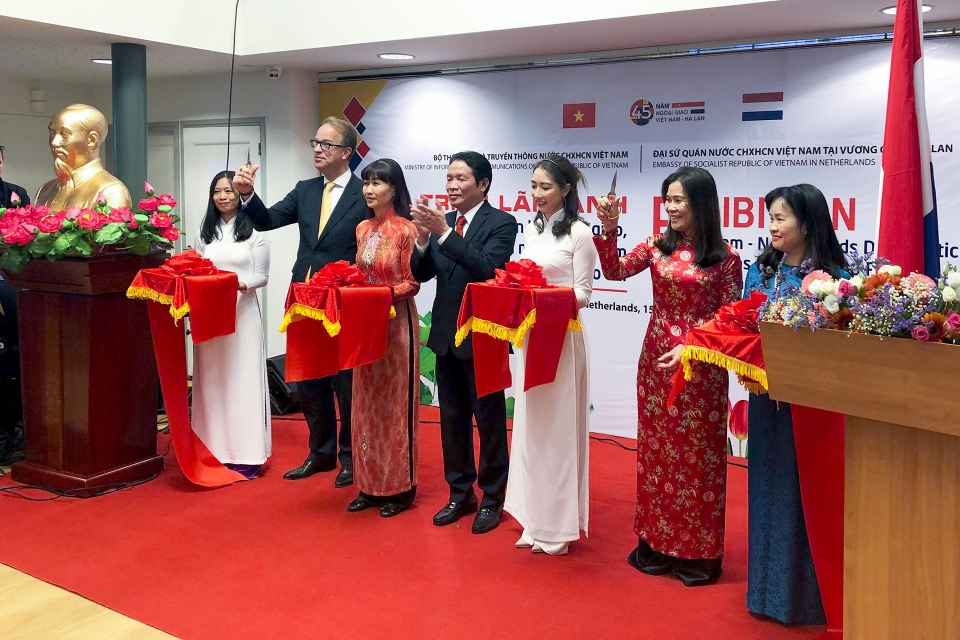 trien lam anh dip ky niem 45 nam thiet lap quan he ngoai giao viet nam ha lan