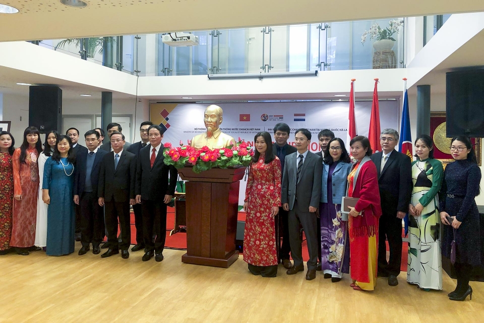 trien lam anh dip ky niem 45 nam thiet lap quan he ngoai giao viet nam ha lan