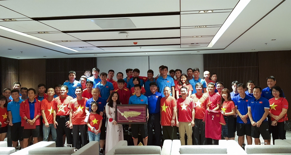 dai su quan viet nam tai myanmar gap go doi tuyen bong da viet nam