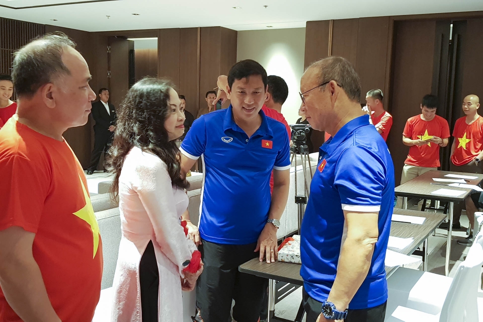 dai su quan viet nam tai myanmar gap go doi tuyen bong da viet nam