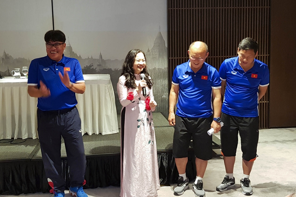 dai su quan viet nam tai myanmar gap go doi tuyen bong da viet nam