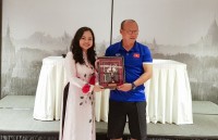 Đại sứ Việt Nam tại Myanmar tặng quà may mắn đội tuyển bóng đá Việt Nam