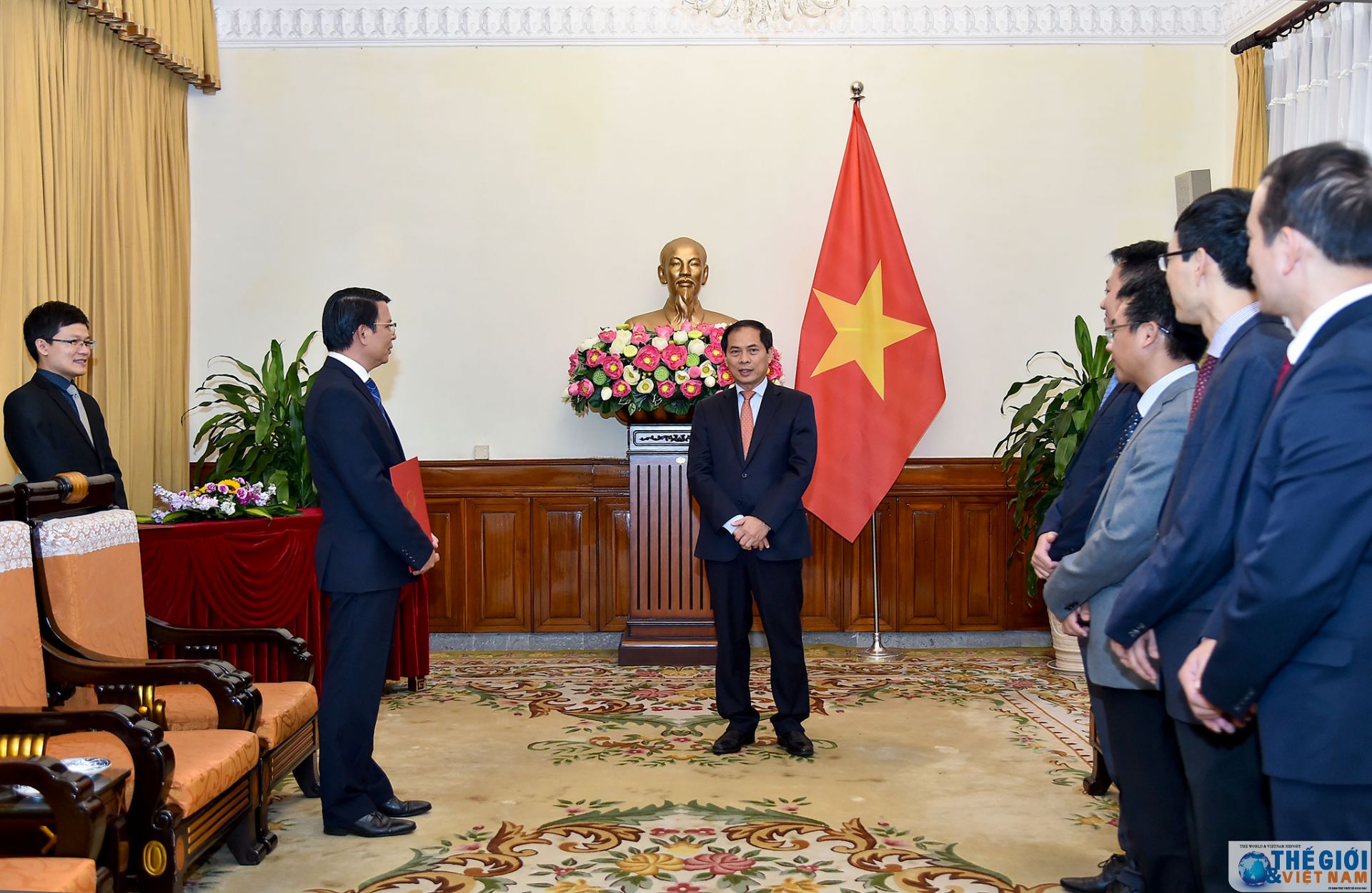 bo ngoai giao trao quyet dinh bo nhiem tong bien tap bao the gioi viet nam