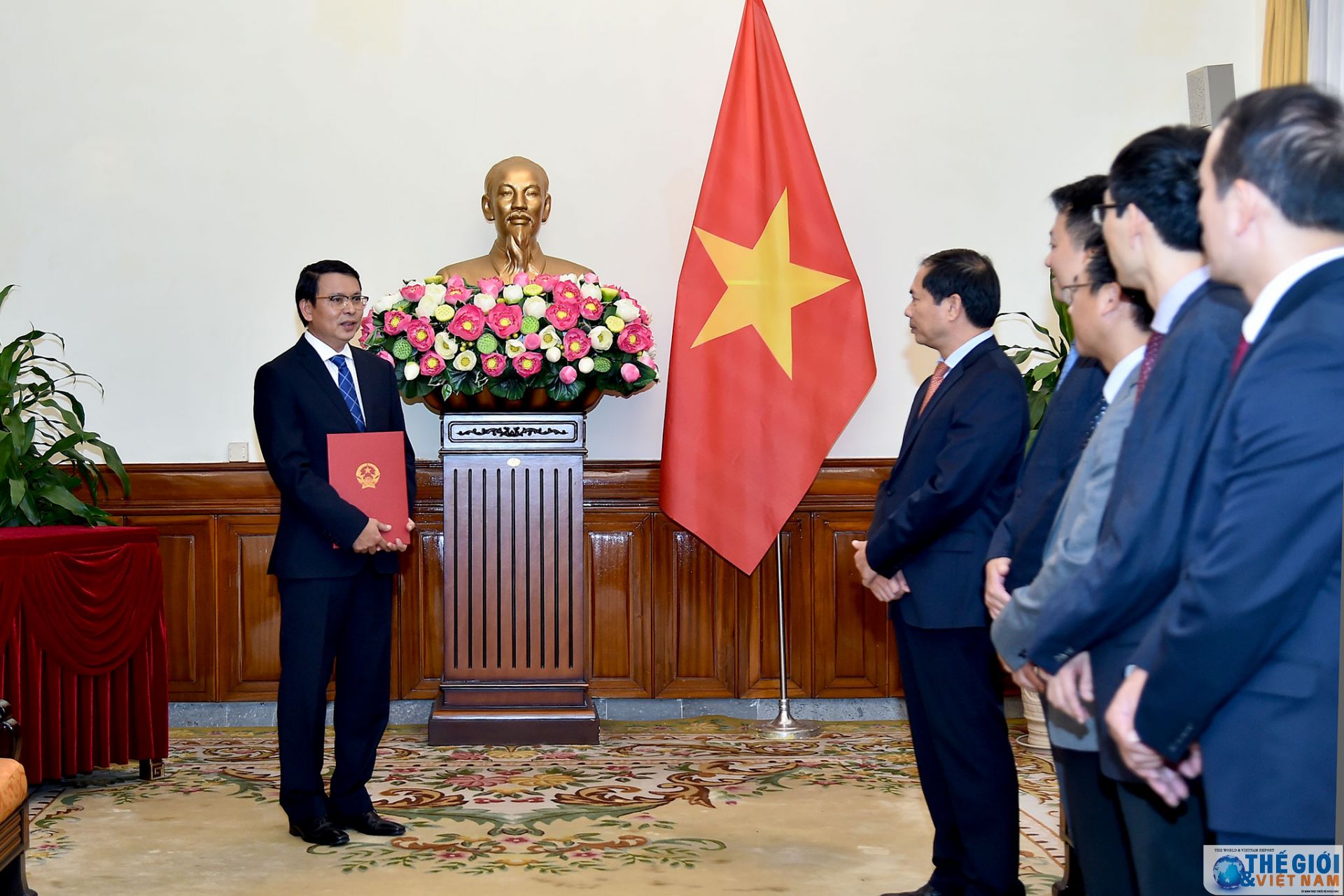 bo ngoai giao trao quyet dinh bo nhiem tong bien tap bao the gioi viet nam