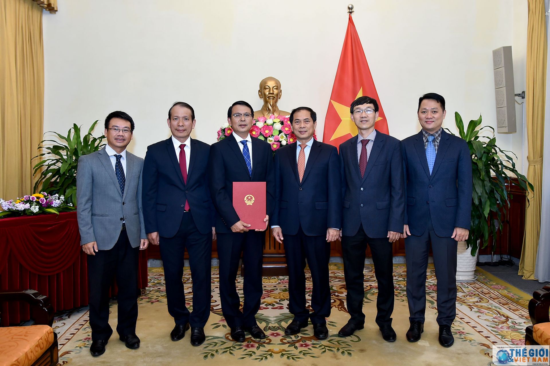 bo ngoai giao trao quyet dinh bo nhiem tong bien tap bao the gioi viet nam