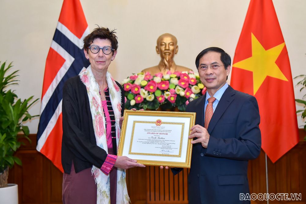 Ghi nhận đóng góp của Đại sứ Na Uy cho công tác bình đẳng giới và nâng cao năng lực cán bộ nữ của Bộ Ngoại giao