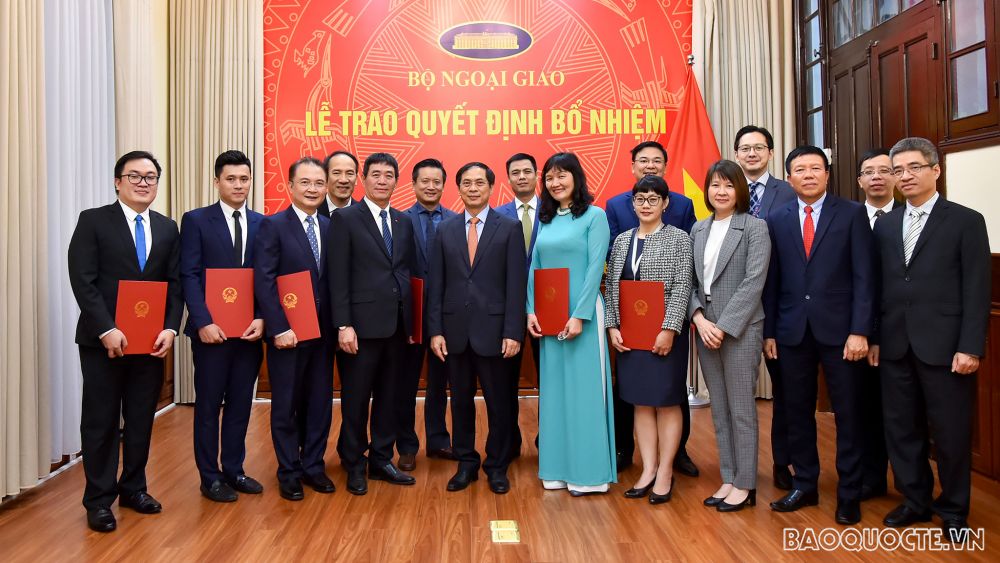 Trao quyết định bổ nhiệm Quyền Giám đốc Học viện Ngoại ...