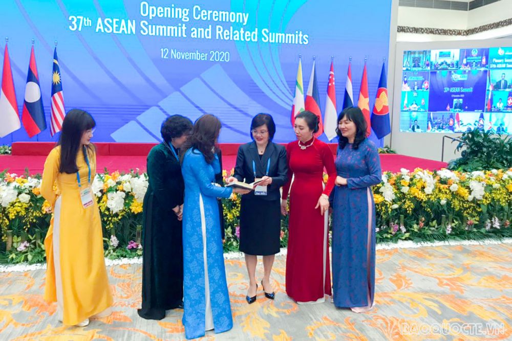 ASEAN 37: Ra mắt phiên bản tiếng Anh cuốn ‘25 năm Việt Nam tham gia ASEAN qua góc nhìn của người trong cuộc’