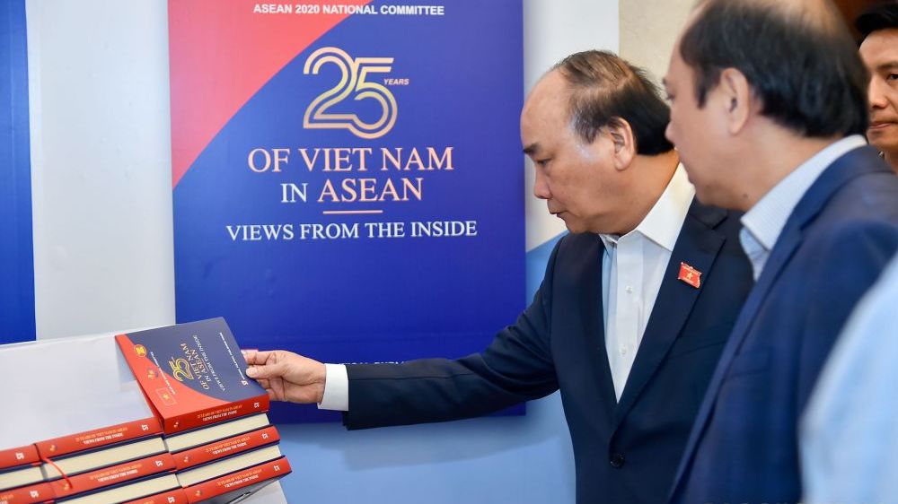 asean 37 ra mat phien ban tieng anh cuon 25 nam viet nam tham gia asean qua goc nhi n cu a nguo i trong cuoc