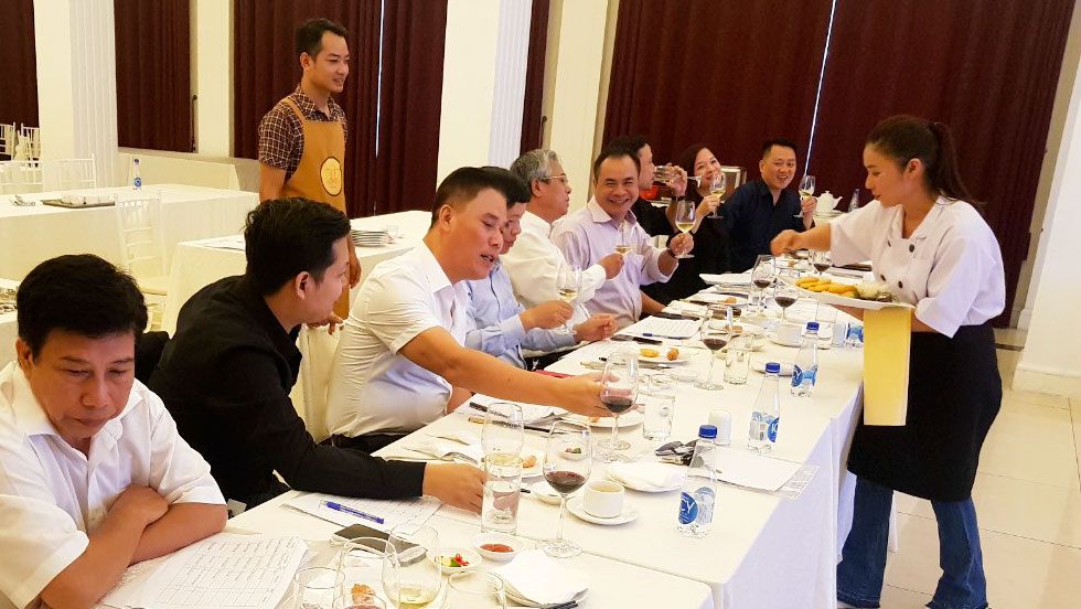 Kiểm tra sát hạch lớp bồi dưỡng nghiệp vụ nấu ăn chiêu đãi và lễ tân đối ngoại
