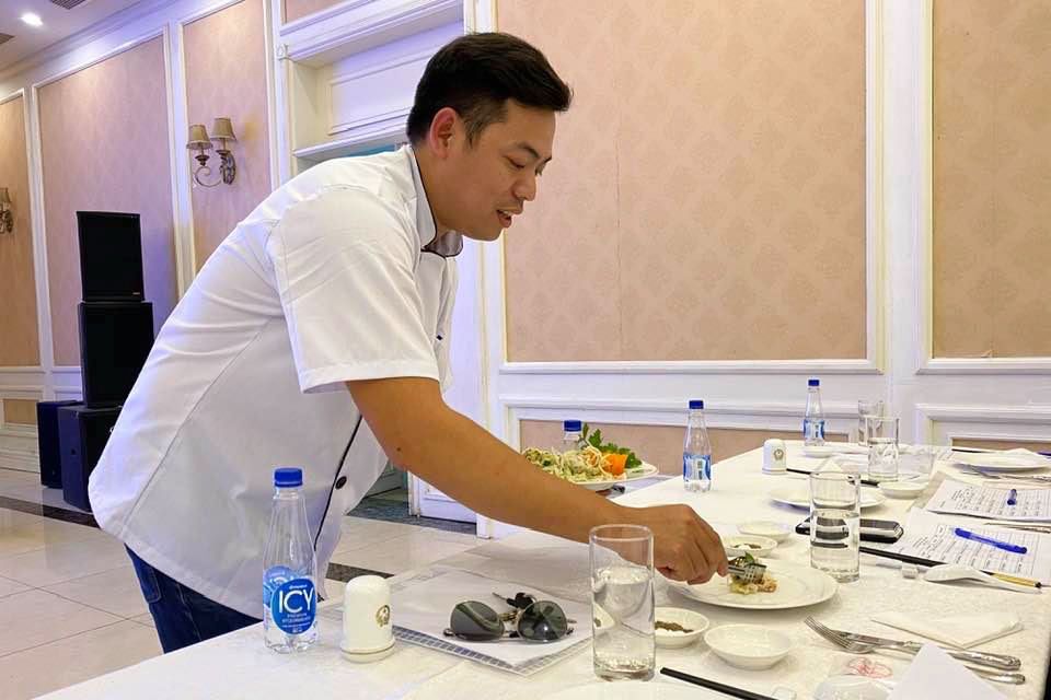 Kiểm tra sát hạch lớp bồi dưỡng nghiệp vụ nấu ăn chiêu đãi và lễ tân đối ngoại