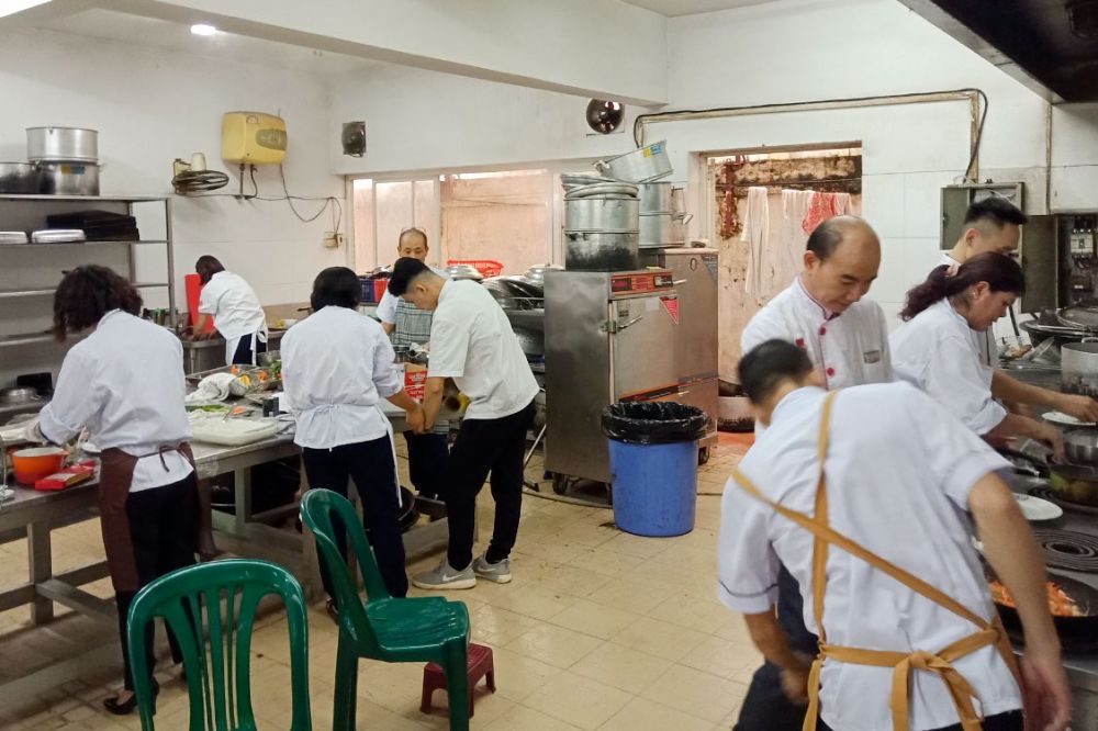 Kiểm tra sát hạch lớp bồi dưỡng nghiệp vụ nấu ăn chiêu đãi và lễ tân đối ngoại