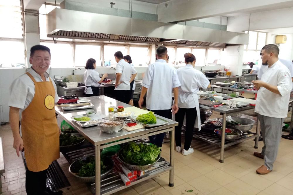 Kiểm tra sát hạch lớp bồi dưỡng nghiệp vụ nấu ăn chiêu đãi và lễ tân đối ngoại