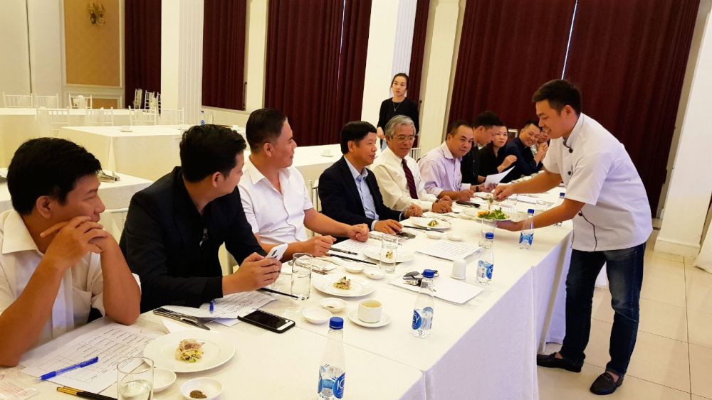 Kiểm tra sát hạch lớp bồi dưỡng nghiệp vụ nấu ăn chiêu đãi và lễ tân đối ngoại