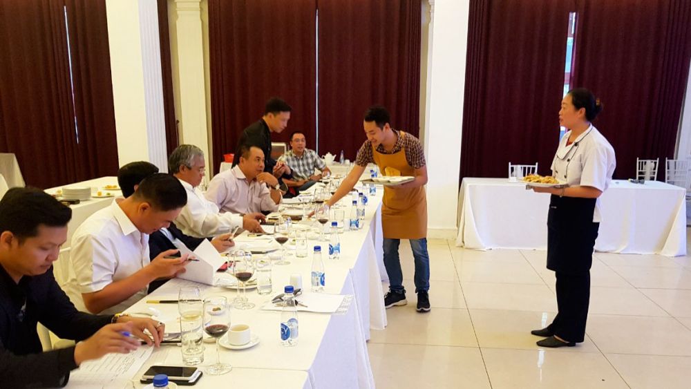 Kiểm tra sát hạch lớp bồi dưỡng nghiệp vụ nấu ăn chiêu đãi và lễ tân đối ngoại