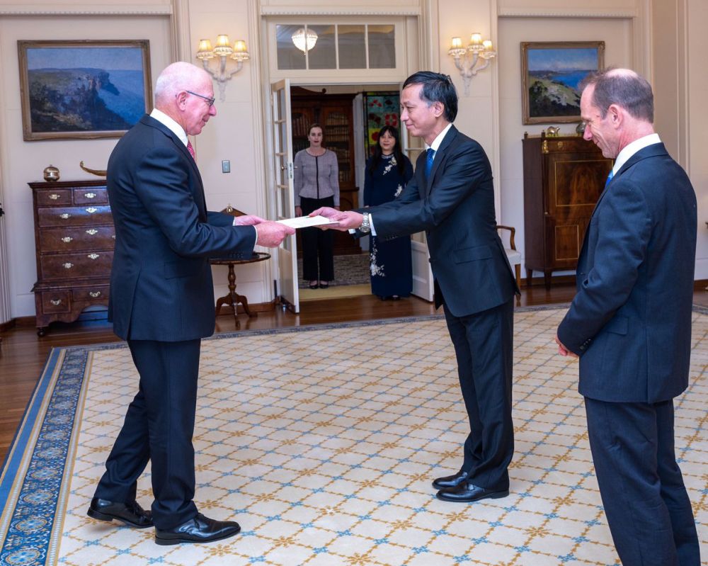 Đại sứ Nguyễn Tất Thành trình Thư ủy nhiệm lên Toàn quyền Australia