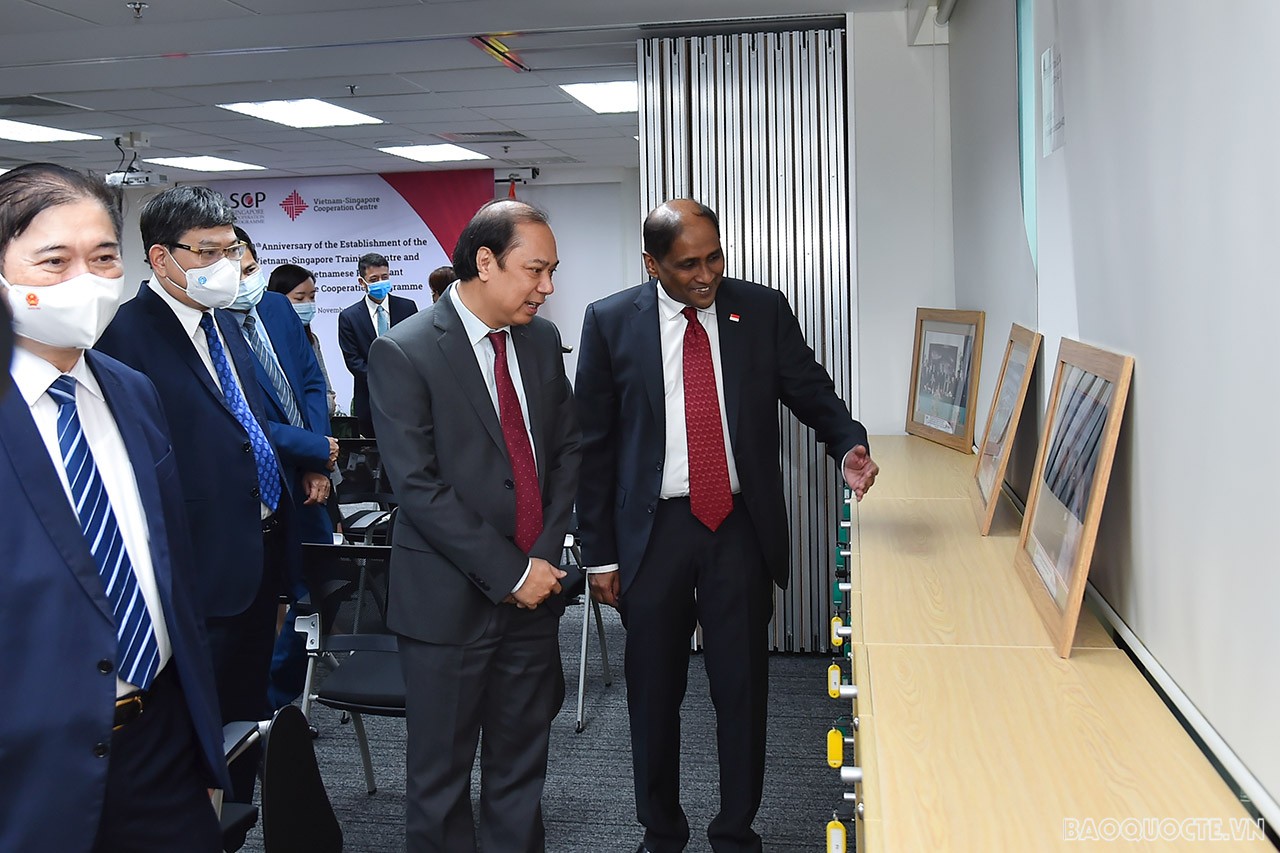 Chiều ngày 16/11, Thứ trưởng Ngoại giao Nguyễn Quốc Dũng đã đến dự lễ kỷ niệm 20 năm ký biên bản ghi nhớ giữa Bộ Ngoại giao Việt Nam và Singapore về việc thành lập Trung tâm đào tạo Việt Nam-Singapore (VSTC), nay là Trung tâm hợp tác Việt Nam-Singapore (VSCC). (Ảnh: Tuấn Anh)