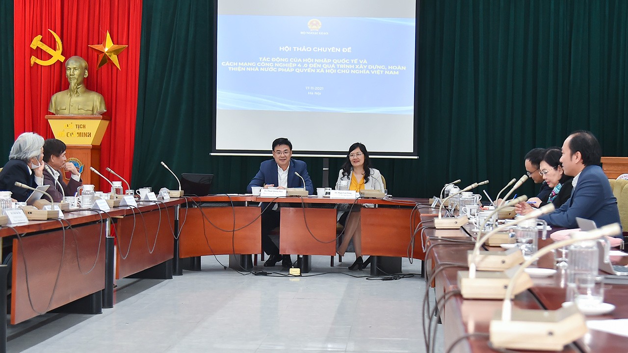 Ngày 17/11, Học viện Ngoại giao đã tổ chức Hội thảo chuyên đề khoa học “Tác động của Hội nhập quốc tế và Cách mạng Công nghiệp lần thứ tư đến quá trình xây dựng Nhà nước pháp quyền xã hội chủ nghĩa Việt Nam”. (Ảnh: Tuấn Anh)
