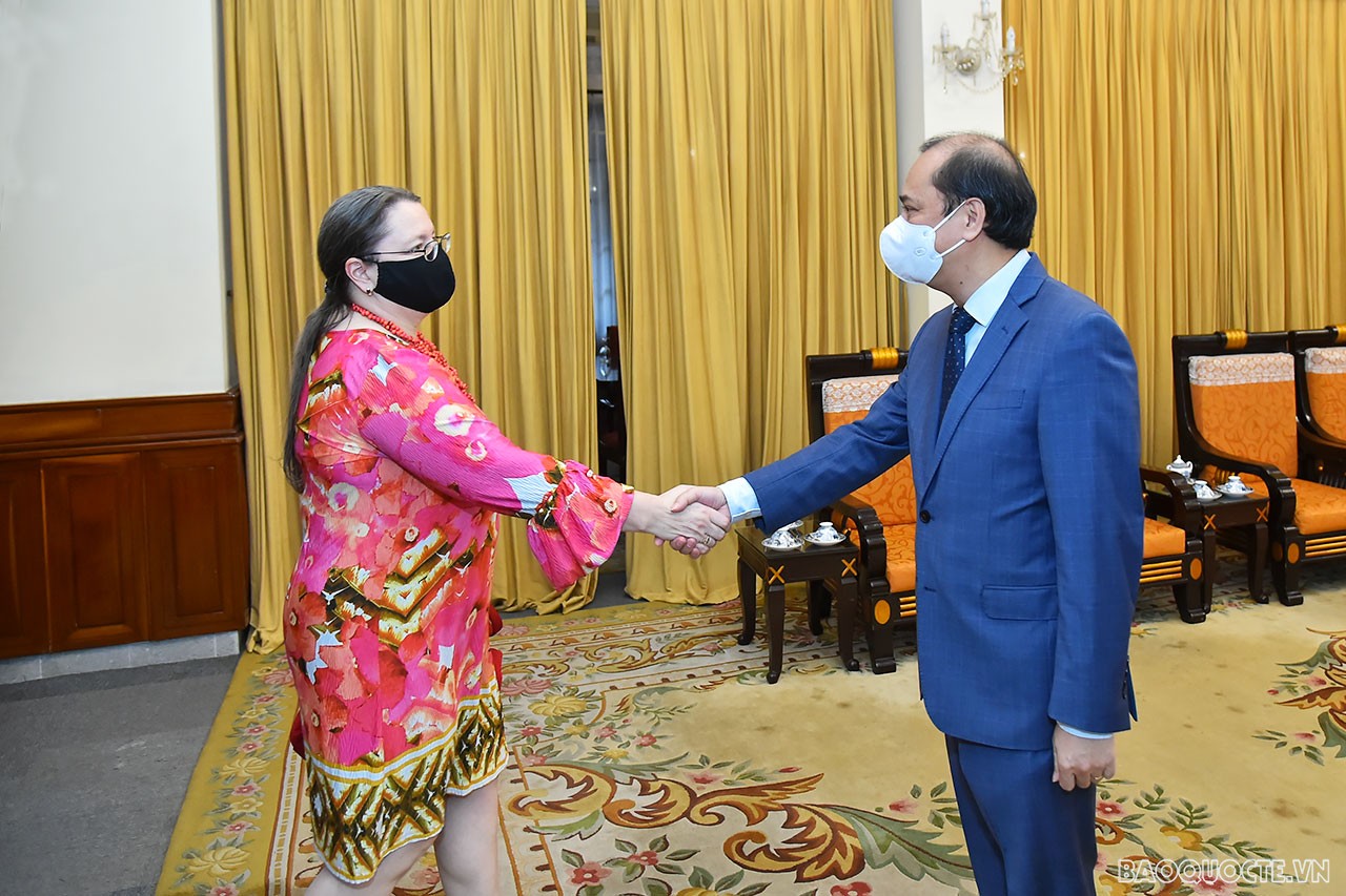 Ngày 19/11, tại trụ sở Bộ, Thứ trưởng Ngoại giao Nguyễn Quốc Dũng đã tiếp Đại biện Đại sứ quán Hoa Kỳ tại Hà Nội Marie Damour đến chào xã giao. (Ảnh: Tuấn Anh)