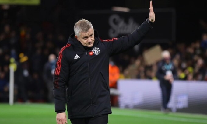 Solskjaer vẫy tay chào CĐV sau trận thua Watford. (Nguồn: Reuters)