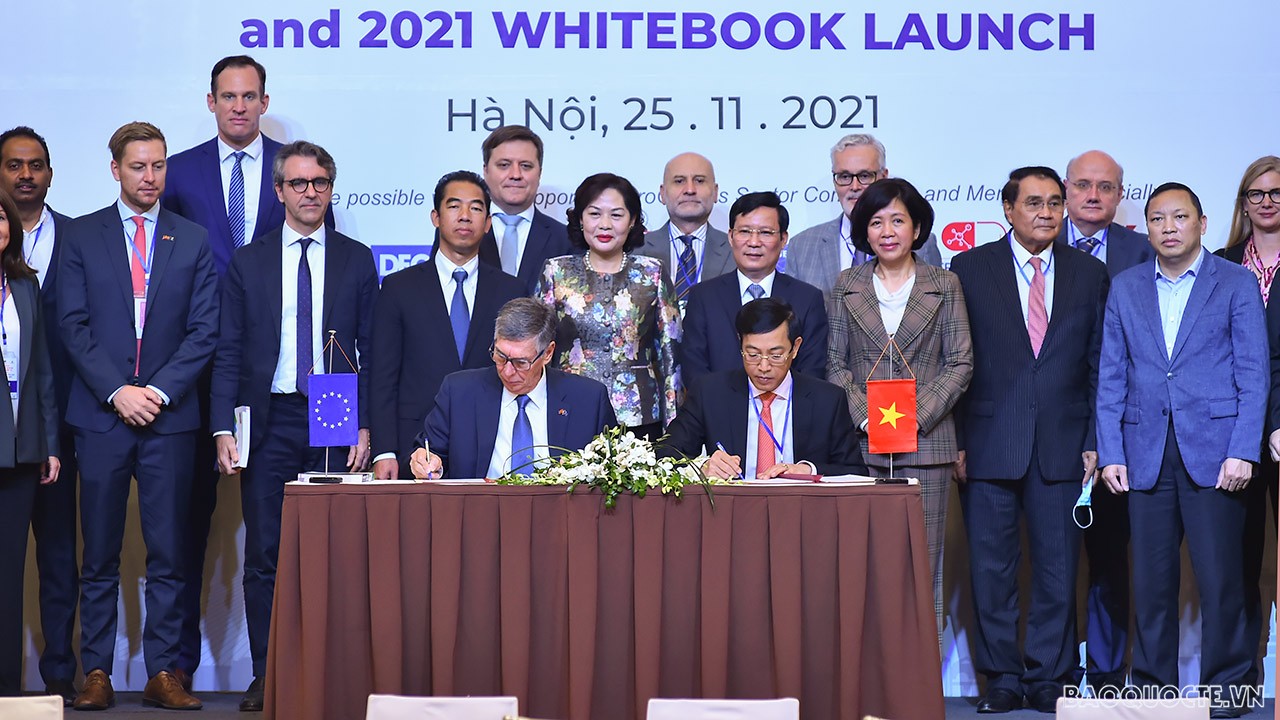 Lễ ký kết Biên bản ghi nhớ hợp tác mới giữa Bộ Ngoại giao Việt Nam và EuroCham, ngày 25/11/2021. (Ảnh: Tuấn Anh) Lễ ký kết Biên bản ghi nhớ hợp tác mới giữa Bộ Ngoại giao Việt Nam và EuroCham, ngày 25/11/2021. (Ảnh: Tuấn Anh)