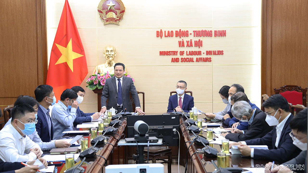 Thứ trưởng LĐ-TB&XH Lê Văn Thanh chúc mừng các vị Trưởng Cơ quan đại diện Việt Nam ở nước ngoài vừa được bổ nhiệm. (Ảnh: Quang Hòa)