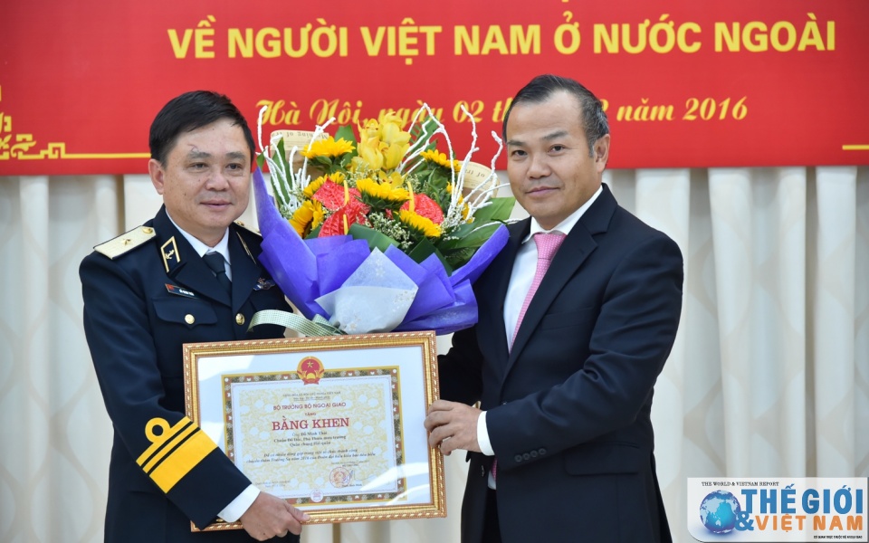 tang bang khen cua bo truong ngoai giao cho can bo chien si hai quan