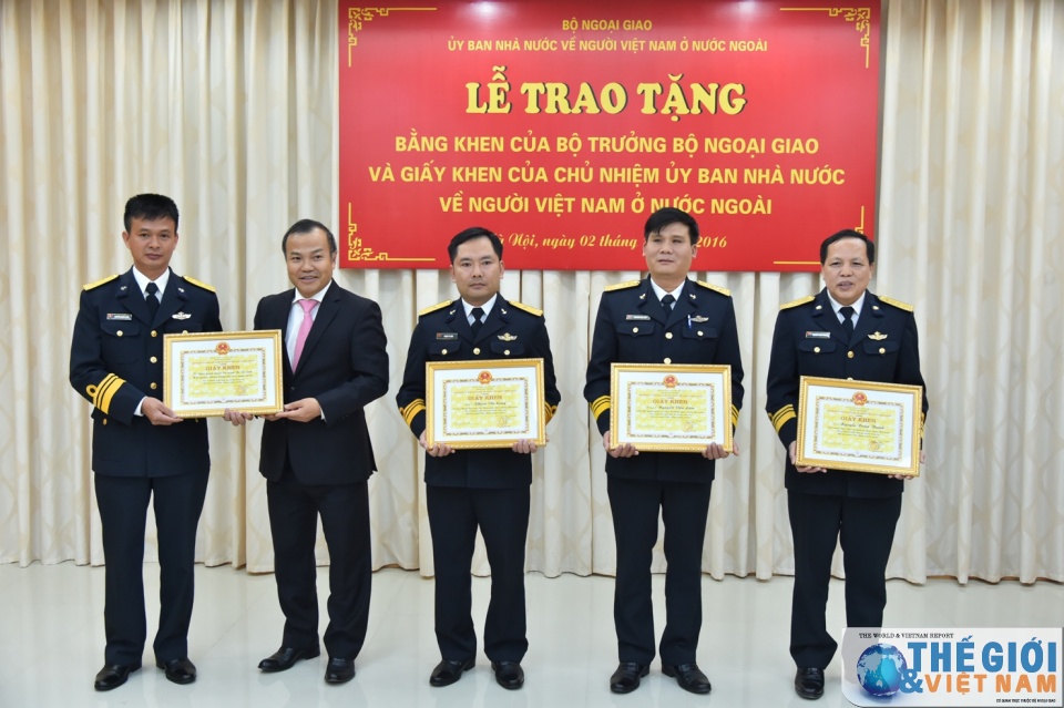 tang bang khen cua bo truong ngoai giao cho can bo chien si hai quan