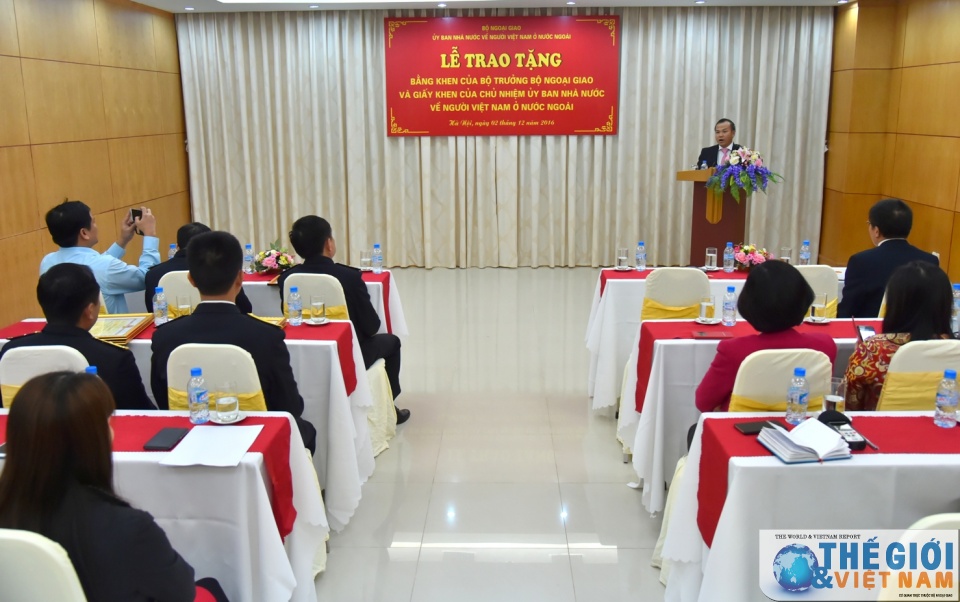 tang bang khen cua bo truong ngoai giao cho can bo chien si hai quan