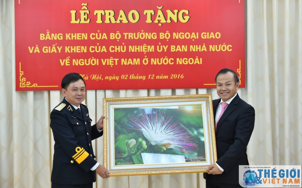 tang bang khen cua bo truong ngoai giao cho can bo chien si hai quan